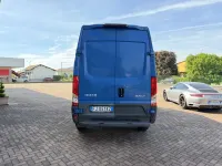 Usata Iveco Daily 136 CV (100 kW) 2017 Blu/azzurro Furgone