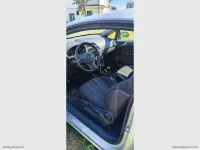 Usado Opel Corsa Edition 95 HP (69 kW) 2011 Prateado Sedan