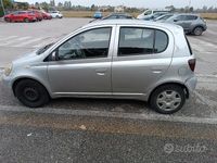 Usata Toyota Yaris 75 CV (55 kW) 2002 Grigio Utilitaria