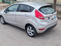 Usata Ford Fiesta 70 CV (51 kW) 2013 Grigio Utilitaria