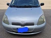 Usata Toyota Yaris Sol 68 CV (50 kW) 2000 Grigio Berlina