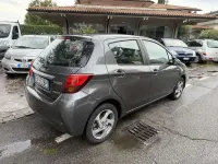 Usata Toyota Yaris Hybrid Active 75 CV (55 kW) 2015 Grigio Berlina
