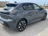 Usata Peugeot 208 Allure 100 CV (73 kW) 2025 Grigio selenium  metalli Utilitaria