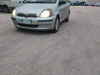 Usata Toyota Yaris 68 CV (50 kW) 2002 Grigio Berlina