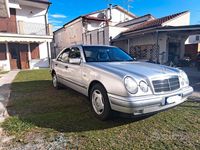 Usata Mercedes E220 150 CV (110 kW) 2000 Grigio Berlina