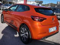 Usata Renault Clio V SE 67 CV (49 kW) 2023 Orange valencia metallizzato Berlina