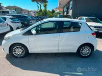 Usata Toyota Yaris Lounge 90 CV (66 kW) 2013 Bianco Utilitaria