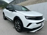 Usata Opel Mokka S 131 CV (96 kW) 2025 Arktis white tetto nero SUV
