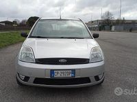 Usata Ford Fiesta 75 CV (55 kW) 2004 Grigio Utilitaria