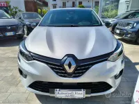 Begagnad Renault Clio V Techno 101 HK (74 kW) 2023 Grå Sedan
