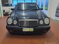 Usata Mercedes E200 Avantgarde 136 CV (100 kW) 1996 Blu Berlina