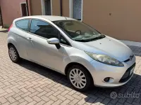 Usata Ford Fiesta 97 CV (71 kW) 2009 Grigio Utilitaria
