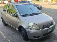 Usata Toyota Yaris 65 CV (47 kW) 2005 Grigio Utilitaria
