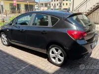 Usata Opel Astra 140 CV (102 kW) 2012 Nero Berlina