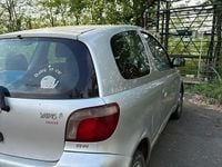 Usado Toyota Yaris 68 CV (50 kW) 2002 Gris Berlina