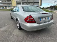 Usata Mercedes E220 Classic 150 CV (110 kW) 2002 Grigio Berlina