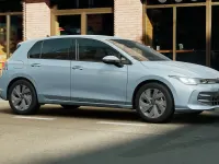 Nuova VW Golf VIII Edition 150 CV (110 kW) 2026 Crystal ice blue metallizzato Berlina