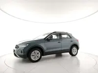 Usata VW T-Roc Life 110 CV (80 kW) 2022 Petroleum blue metallizzato deep black p SUV