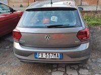 Usado VW Polo 90 CV (66 kW) 2019 Gris Berlina