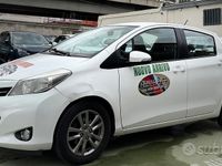 Usata Toyota Yaris 70 CV (51 kW) 2014 Bianco Utilitaria