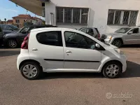 Usata Peugeot 107 Urban Move 68 CV (50 kW) 2012 Bianco Utilitaria