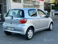Begagnad Toyota Yaris Sol 68 HK (50 kW) 2001 Grå Sedan