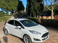 Usata Ford Fiesta 75 CV (55 kW) 2015 Bianco Utilitaria