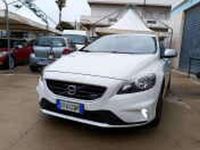 Gebraucht Volvo V40 R-Design Momentum 114 PS (83 kW) 2015 Weiß Limousine