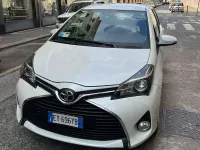 Usata Toyota Yaris Lounge 69 CV (50 kW) 2015 Bianco Utilitaria