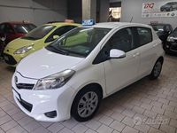 Usata Toyota Yaris 69 CV (50 kW) 2013 Bianco Berlina