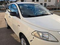 Usata Lancia Ypsilon 60 CV (44 kW) 2014 Bianco Utilitaria
