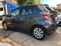 Usata Toyota Yaris Active 69 CV (50 kW) 2012 Grigio Berlina