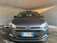 Usado Hyundai i20 Style 75 HP (55 kW) 2015 Cinzento Sedan