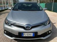 Usata Toyota Auris Hybrid 99 CV (72 kW) 2017 Grigio Berlina