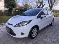 Usata Ford Fiesta 60 CV (44 kW) 2011 Bianco Utilitaria