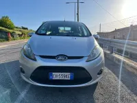 Usata Ford Fiesta 92 CV (67 kW) 2011 Argento Berlina