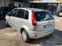 Usata Ford Fiesta Ghia 70 CV (51 kW) 2007 Grigio Utilitaria