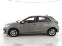 Usata Kia Rio Comfort 82 CV (60 kW) 2022 Verde oliva Berlina