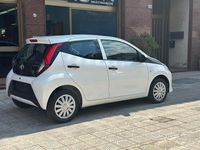 Usata Toyota Aygo Connect Style 72 CV (52 kW) 2021 Bianco Utilitaria