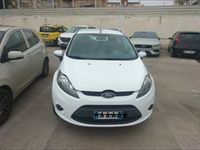 Usata Ford Fiesta 90 CV (66 kW) 2010 Bianco Utilitaria