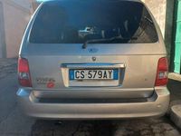 Usata Kia Carnival EX 144 CV (105 kW) 2004 Grigio Monovolume