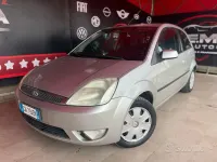 Usata Ford Fiesta Ghia 68 CV (50 kW) 2005 Grigio Utilitaria