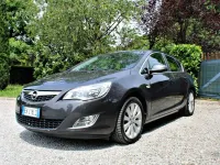 Usata Opel Astra Cosmo 100 CV (73 kW) 2012 Argento Berlina