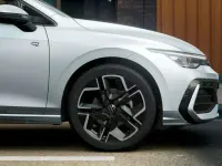 Nuova VW Golf VIII R-line Plus 150 CV (110 kW) 2026 Dolomite silver metallizzato Berlina