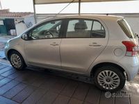 Usata Toyota Yaris Sol 90 CV (66 kW) 2011 Grigio metallizzato Utilitaria