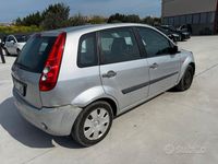Usata Ford Fiesta Ghia 74 CV (54 kW) 2006 Grigio Utilitaria