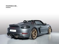Usata Porsche Boxster Spyder 500 CV (367 kW) 2024 Grigio vanadio metallizzato/capote nera con finiture rosso carminio Cabrio