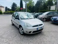 Usata Ford Fiesta Ghia 75 CV (55 kW) 2003 Grigio Utilitaria