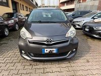 Usata Toyota Verso-S Active 99 CV (72 kW) 2011 Grigio Monovolume