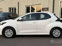 Usata Toyota Yaris Hybrid Active 92 CV (67 kW) 2025 Bianco Berlina
